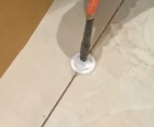 龙海瓷砖空鼓维修公司专业解答瓷砖在铺贴过程中，如果没有涂抹均匀到位的粘结材料（如水泥砂浆或瓷砖胶），可能会导致以下问题