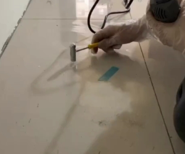 龙海瓷砖开裂维修公司专业分享瓷砖在铺贴前如果没有沥干水分，将会导致以下问题
